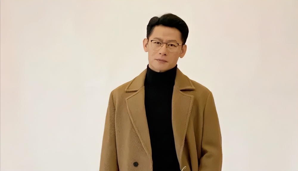 演员李健:抱上贵人大腿却成神剧专业户,与初中初恋结婚成妻管严_腾讯