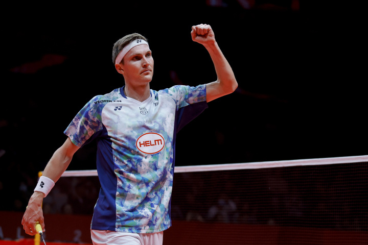 世界羽联年终总决赛石宇奇死亡之组突围成功携手安赛龙晋级四强