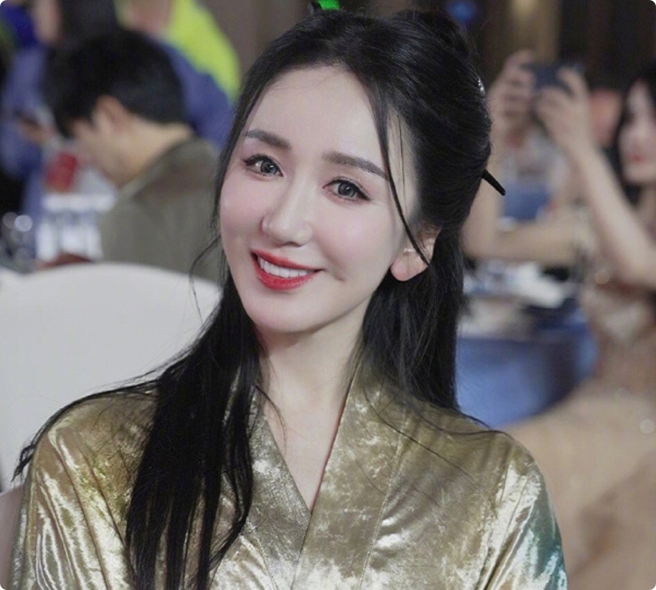 一张假脸毁掉整个造型,34岁娄艺潇被吐槽,脑门简直像个老寿星_腾讯