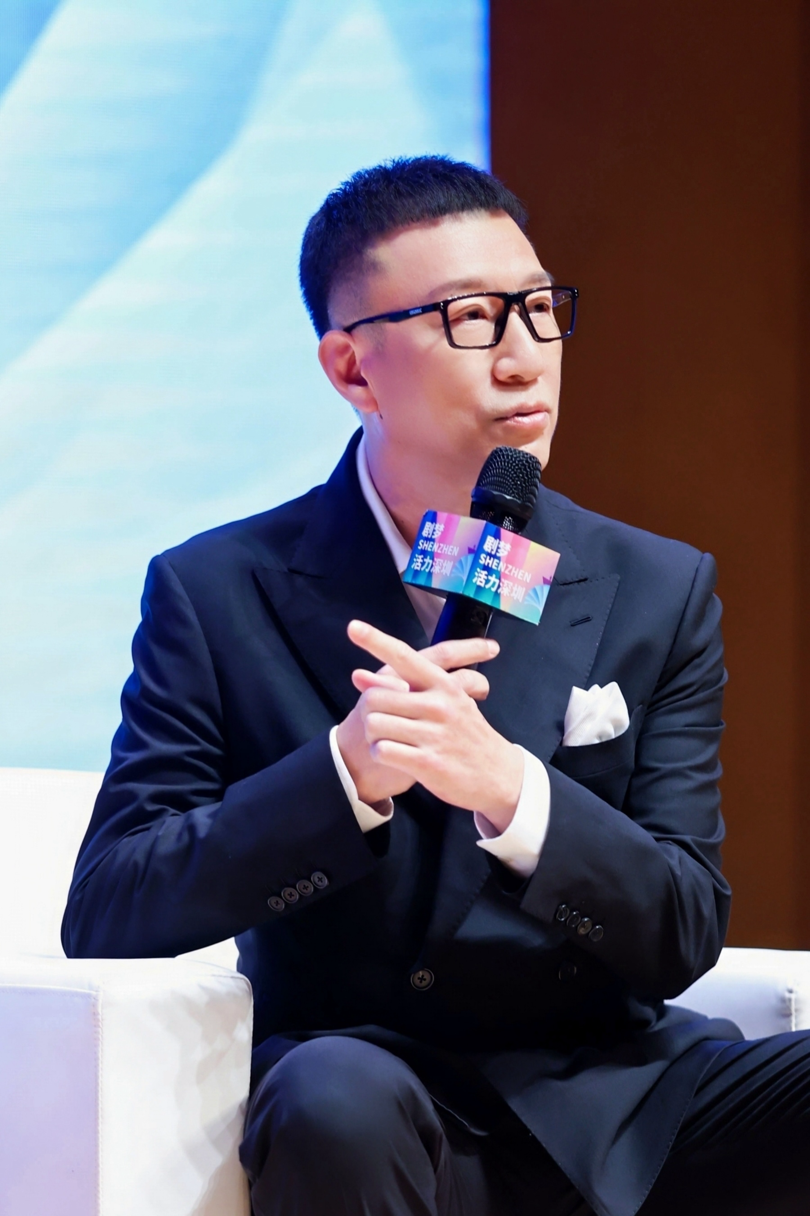 孙红雷现身深圳研究"生活"现场指导演绎《潜伏》经典片段