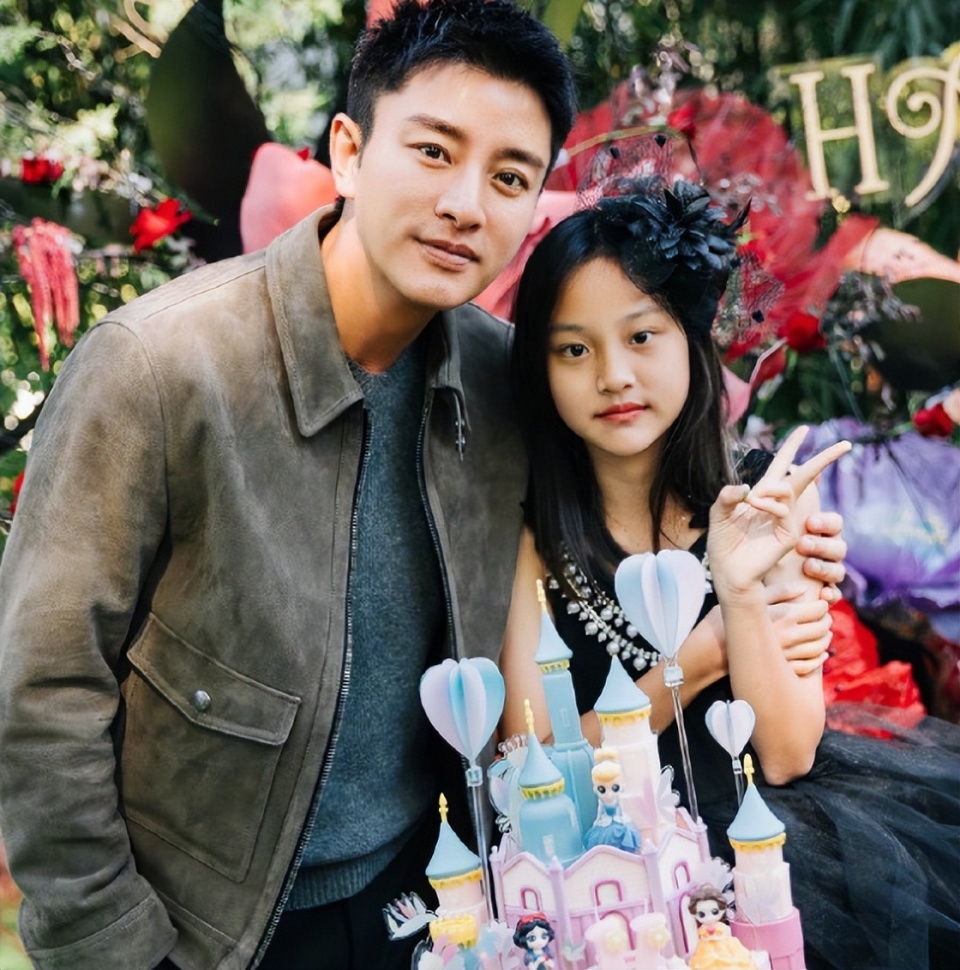 甜馨11岁生日,贾乃亮李小璐挨着吃饭,不交流,女方42岁状态好-腾讯新闻