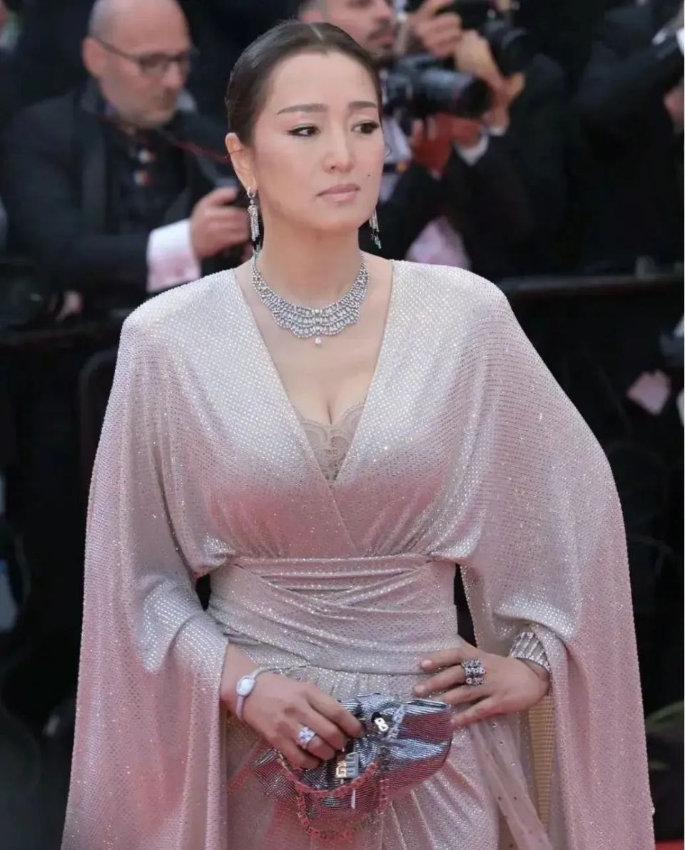 巩俐 58岁巩俐和26岁关晓彤同框，“骨相美”的优势很明显-腾讯新闻