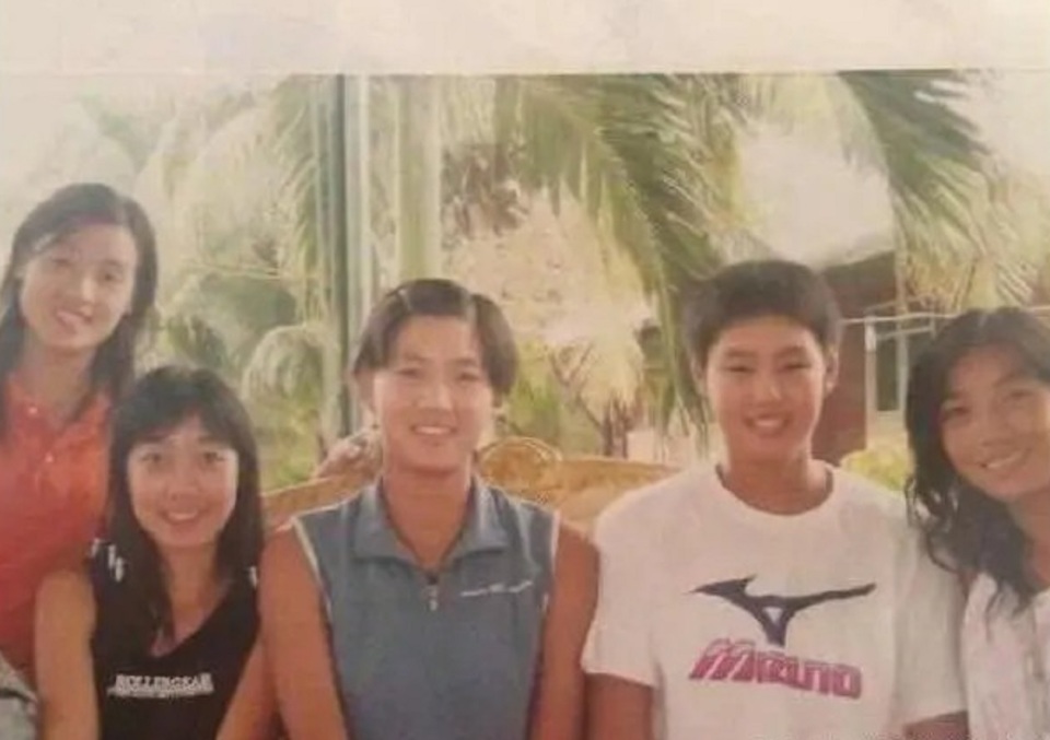 颜妮拿过世锦赛冠军的薛晨仍在继续打拼算是发小啦薛晨国少时的第一位