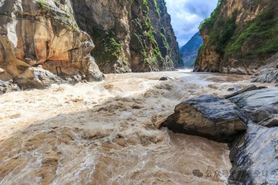 丽江虎跳峡之旅:揭秘千年传说,感受自然之美!