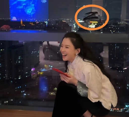 窗能看到汪峰痴汉般的笑脸,而森林北则穿着中式开叉服装,踩着高跟鞋