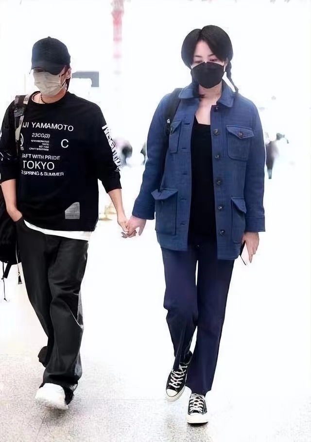 锋菲一年一度秀恩爱,李亚鹏间歇性直播哭穷,好惨烈的对比!_腾讯新闻