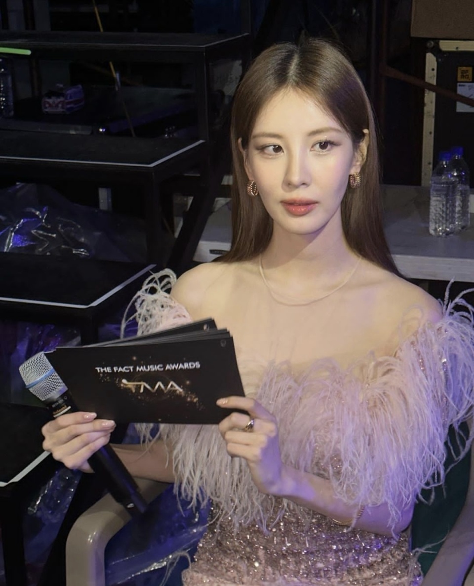 徐贤身穿苗条礼服惊艳众人,化身玩具王冠女王,粉丝直呼可爱_腾讯新闻