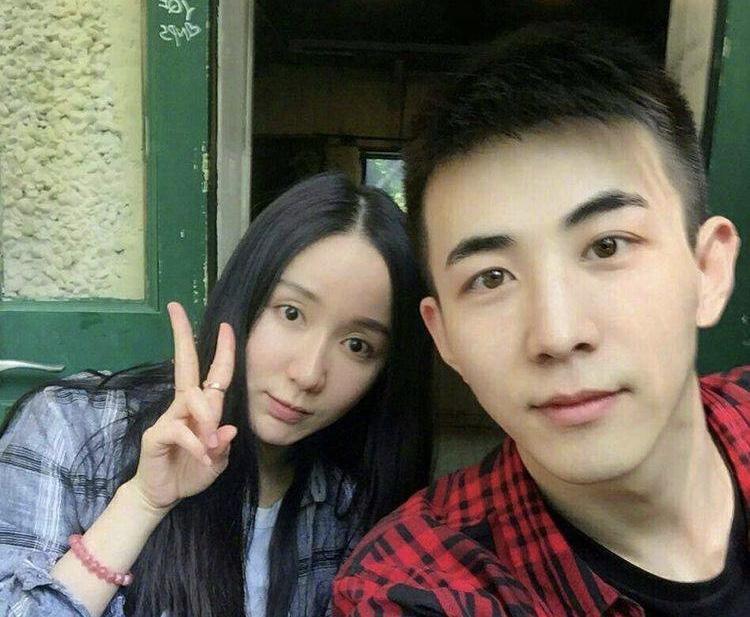 李川牵手女友买香蕉同返酒店,锤娜丽莎旧照神似娄艺潇_腾讯新闻