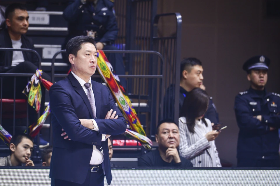 李春江再续广东情精神抖擞气质佳到场馆驻足观看提篮球内涵