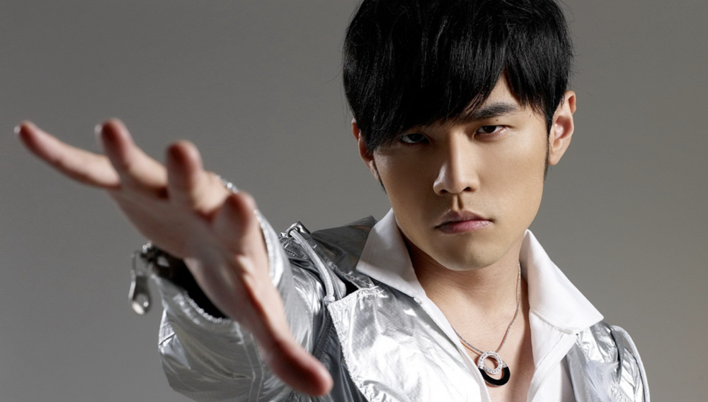 周杰伦福州演唱会罕见破防,崩溃忍不住泪水,用袖子频频拭泪