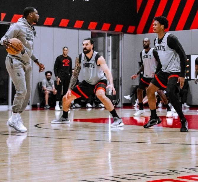 亞當斯賽季報銷，火箭不簽新中鋒？斯通給出解釋：前場籃板仍第1 - 