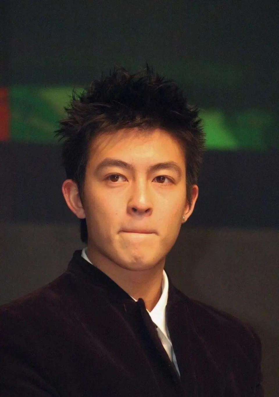 陈冠希为女粉丝签名送红包,状态回春被赞"神颜",女方来头不小