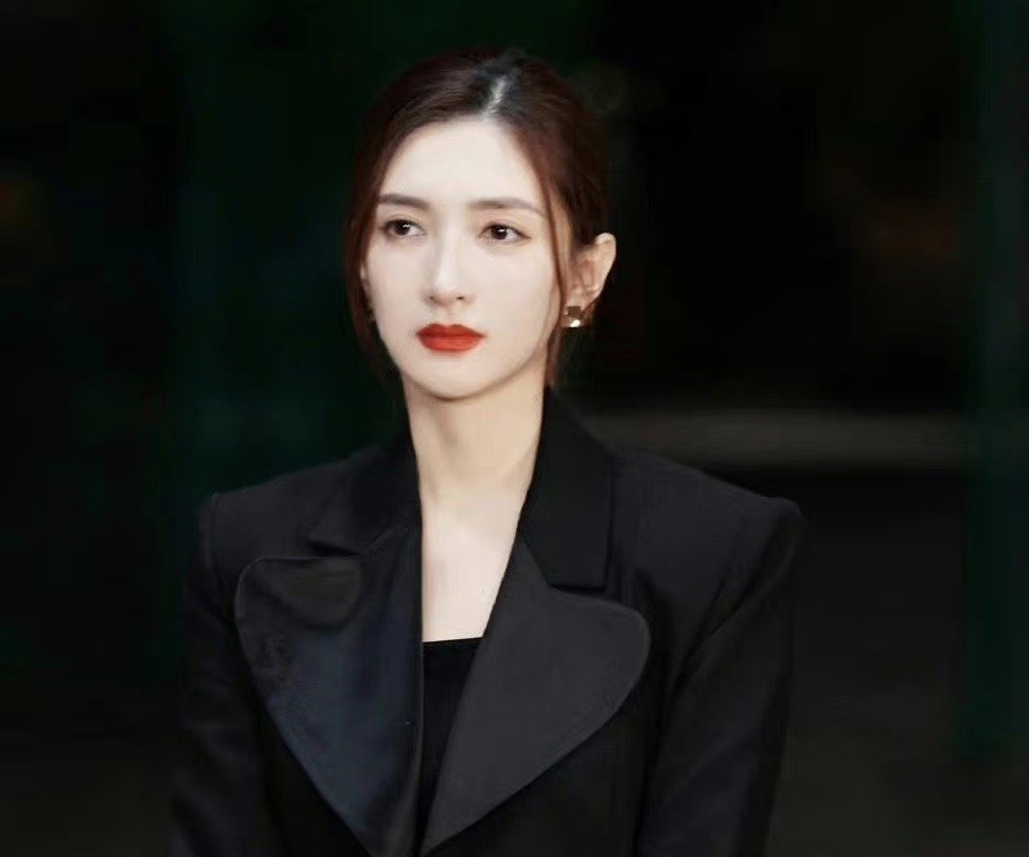 纷纷推测其中的当事人是江疏影,于冬,苏宁的老总张近东,太子爷张康阳