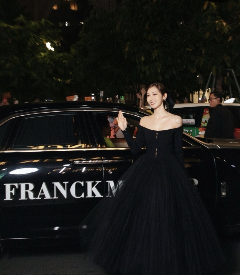 郑秀妍的全黑装扮,简约又时尚,尽显优雅