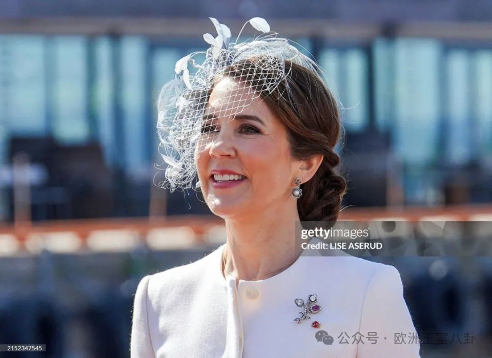 循环拉夫劳伦白上衣 erdem花裙,效果和谐梅特这身fendi常在接访环节穿