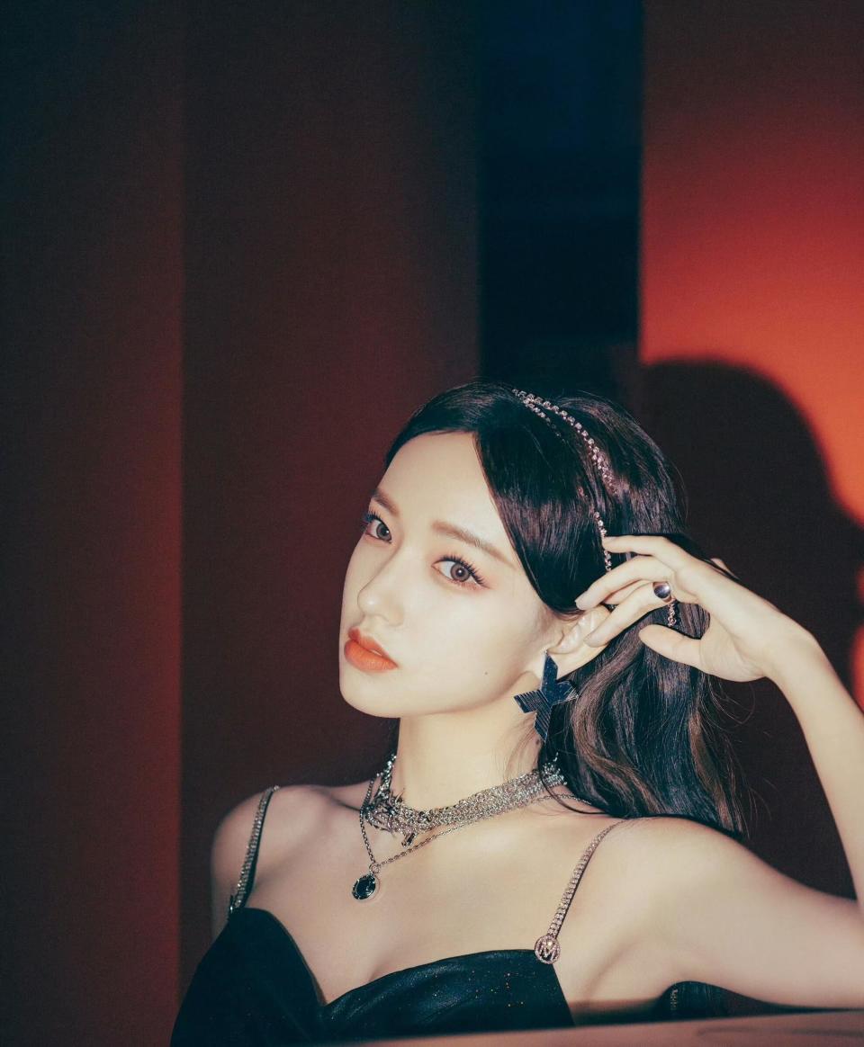 程潇这身"夜港风"太绝了!黑皮裙 长靴,甜辣御姐直接抄