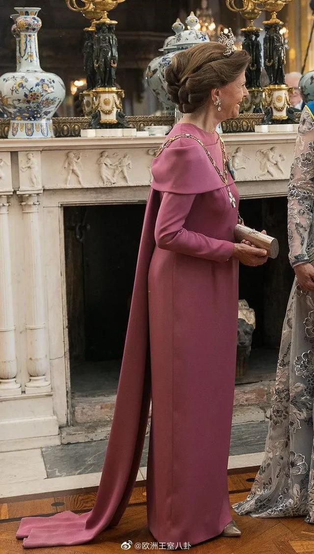 大概的确是卖点之一肌肉认人,这是西班牙王后莱蒂齐亚其他例子而正面