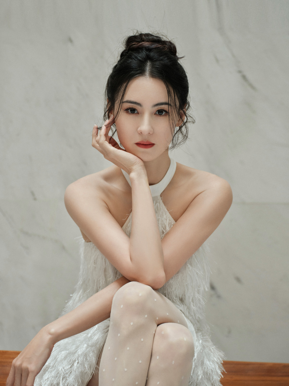 张柏芝出席活动秀香肩锁骨状态超佳,生图和精修美照几乎无差别-腾讯