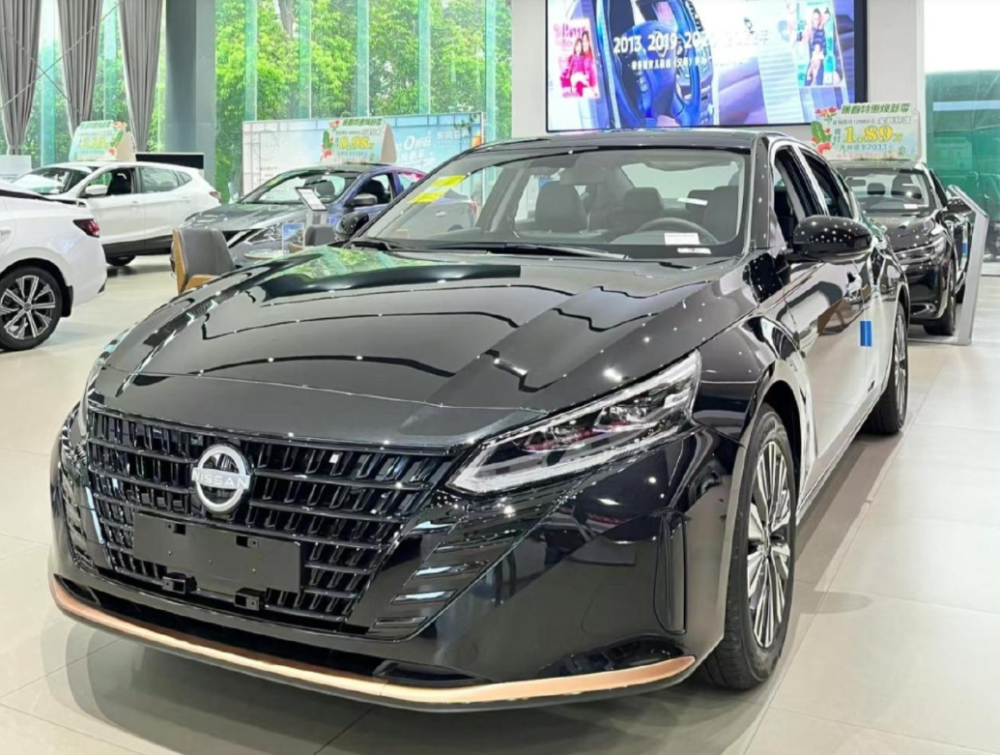 东风日产天籁黑金版,质感显精致,2.0l动力,舒适配置下放_腾讯新闻