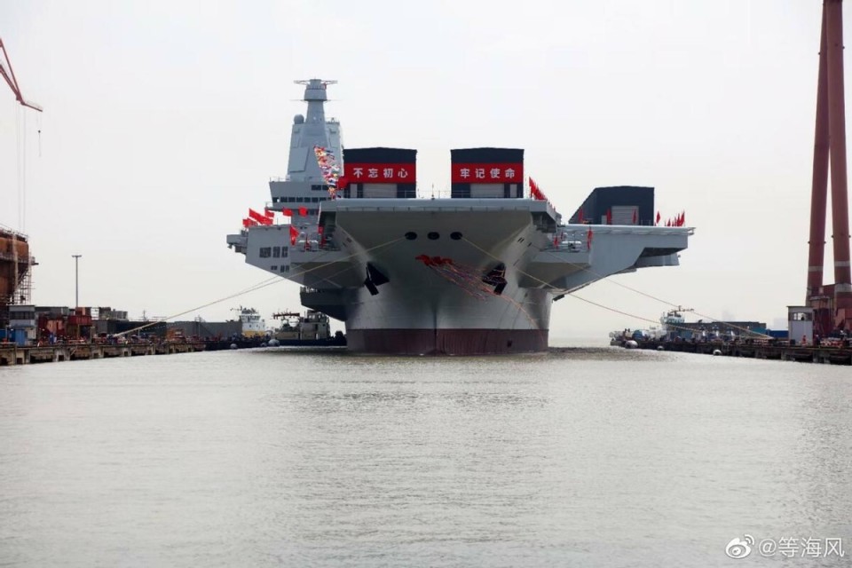 海外谈中国：中国福建号航空母舰开始首次海试 可能于2026年服役_腾讯新闻