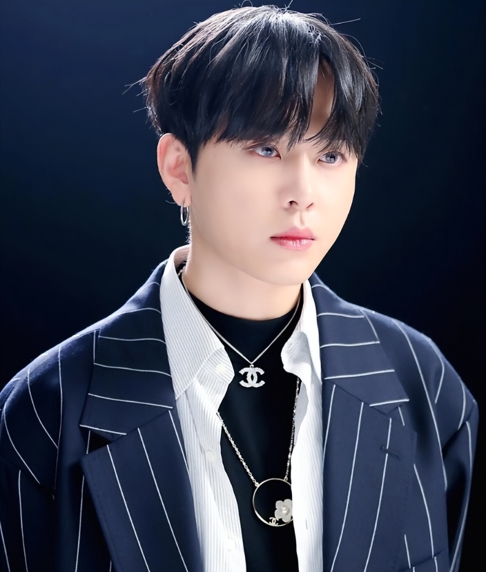 官宣和大三岁男星龙俊亨恋情,晒出牵手照高调点赞