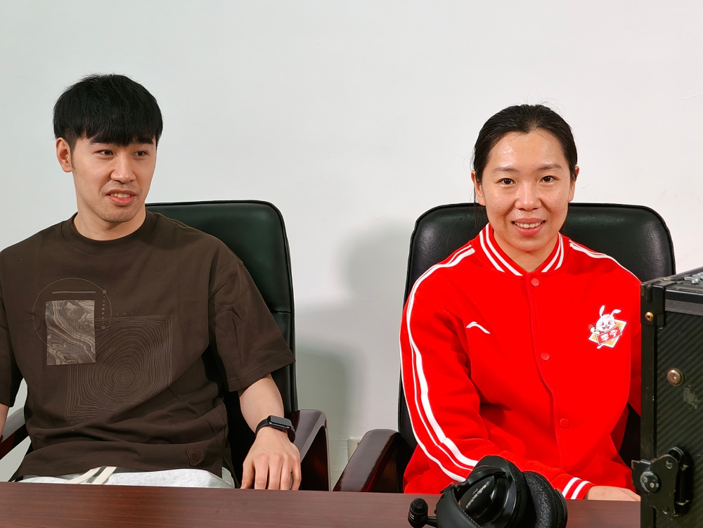 李晓霞退役6年成大学教授!身份转换不离乒乓球,为学生示范动作