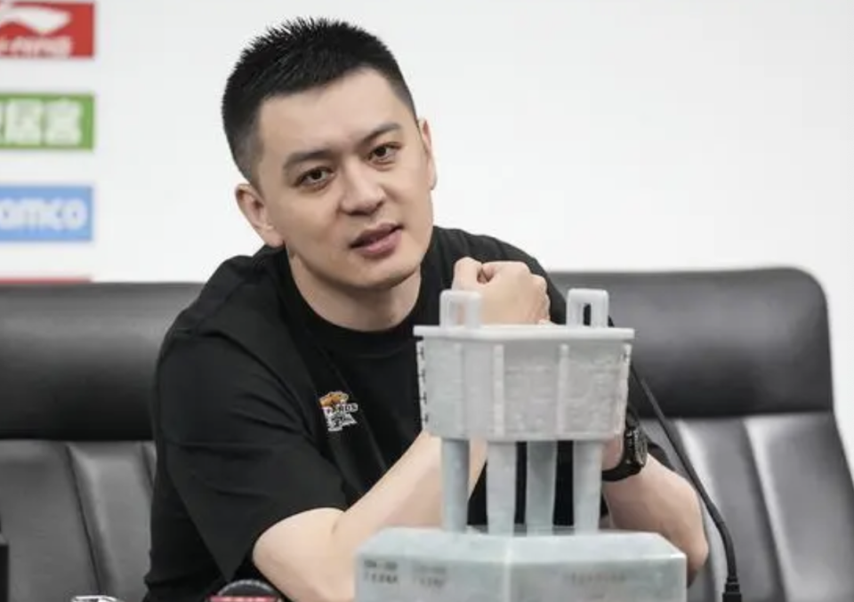 在离婚声明中,杨鸣和前妻达成了共识,他们表示,"分开是两个人对生活