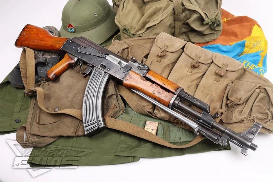 它是新中国第1款量产冲锋枪 被誉为国产版AK-47 实现了枪刺合一_腾讯新闻
