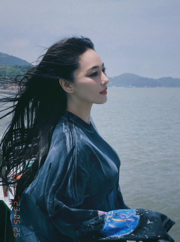 张馨予乘游艇出海,吹海风看美景超惬意,与国旗合影好感度拉满_腾讯