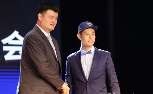 去年休赛期北京队和李慕豪和平分手,后者重新回到老东家深圳,内线突然