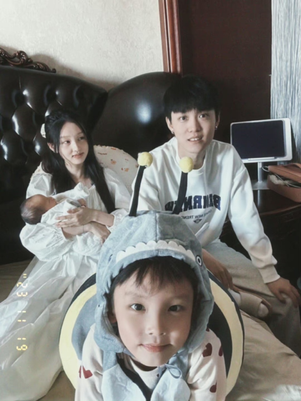 24岁网红炫迈二胎产子晒全家福庆祝超温馨宝宝颜值曝光好可爱