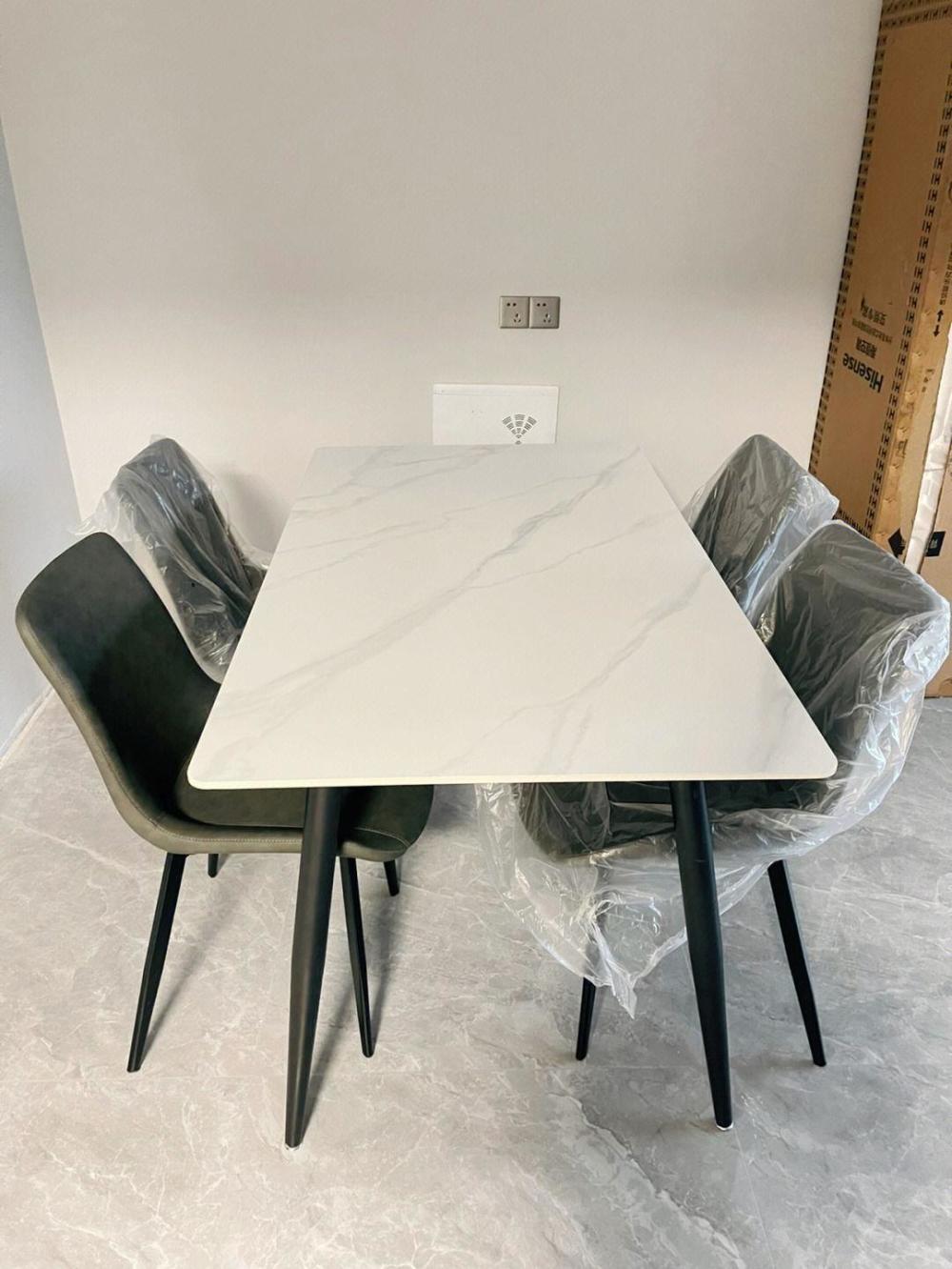 但餐桌,茶几,玄关柜这种小台面,是可以用岩板的.