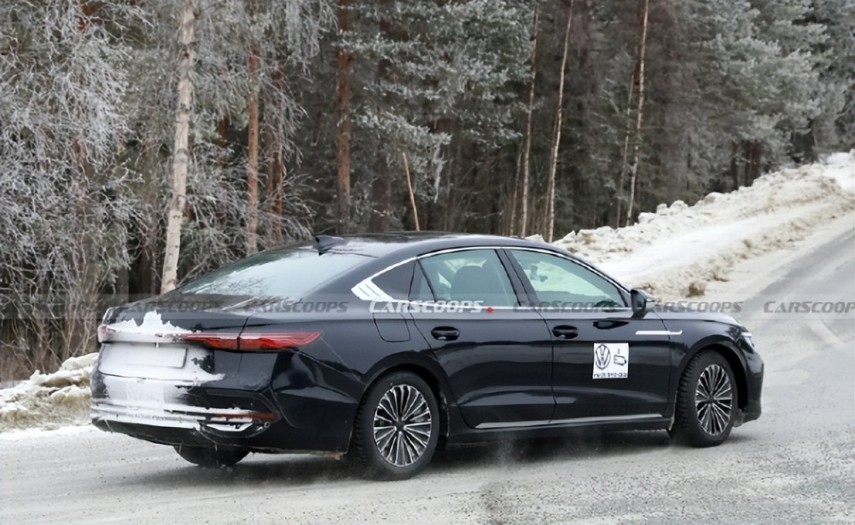 车身数据部分,全新帕萨特的长宽高分别为5006/1850/1489mm,轴距是2871