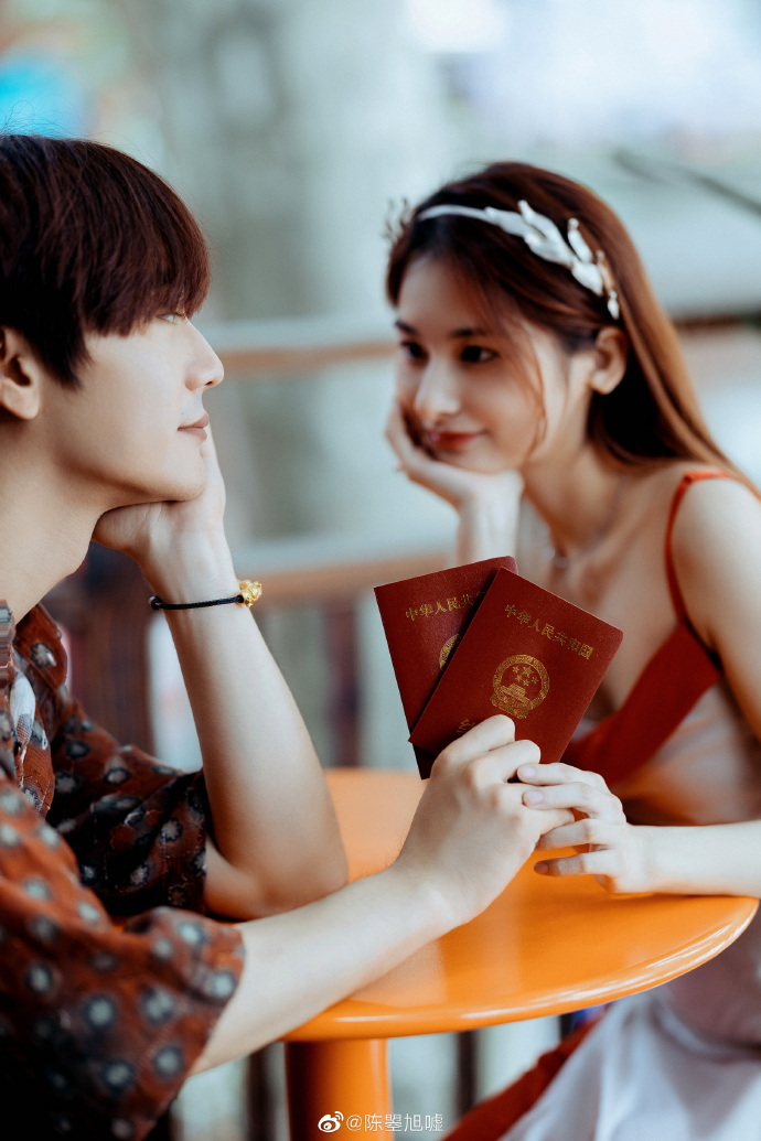 "快男"陆虎卡点官宣结婚,晒婚戒高调撒糖,小两口拥吻超甜蜜_腾讯新闻