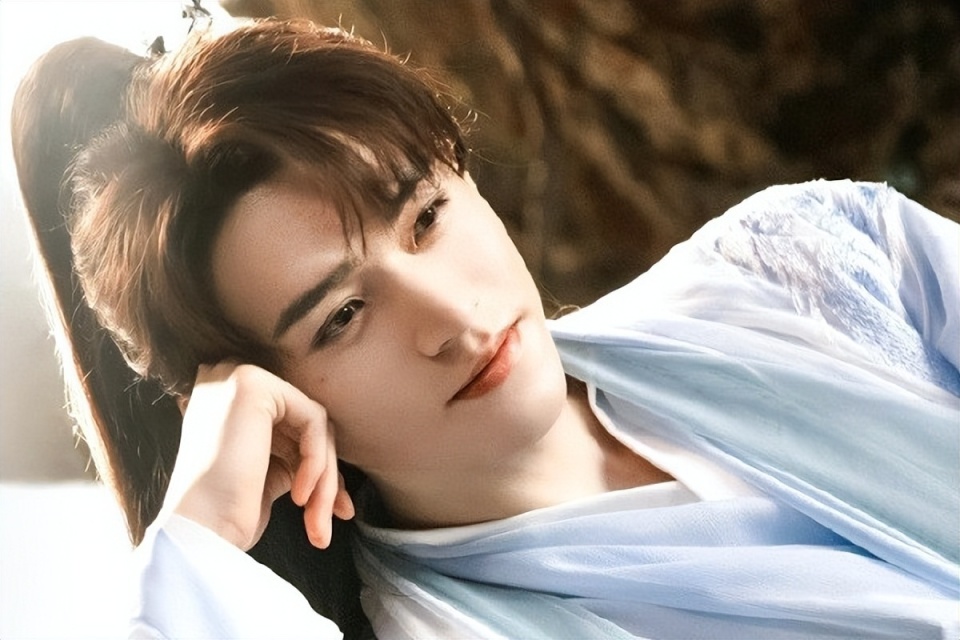 龚俊是凭借古装剧《山河令》成名的,和他剧中的搭档张哲翰比,龚俊就要