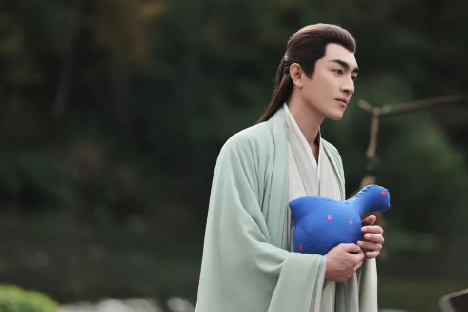 涨粉几十万,并且开始担纲男一号了,由辛云来和陈都灵领衔主演的古装剧