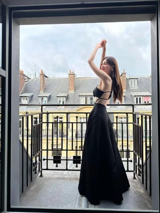 沈梦辰晒美照,自曝为穿进礼服连饿2天瘦4斤,锁骨窝纸片腰抢镜