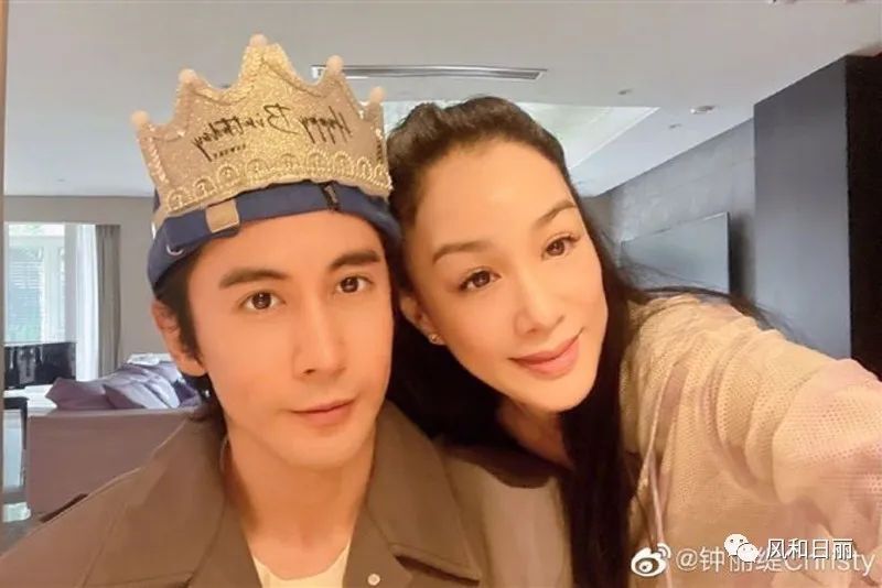牛仔衣搭裙子明星街拍_明星街拍穿搭造型示范_明星穿搭街拍