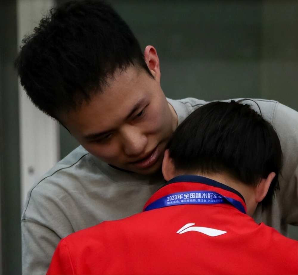 在师兄谢思埸肩上,全红婵失声痛哭,绷不住了_腾讯新闻