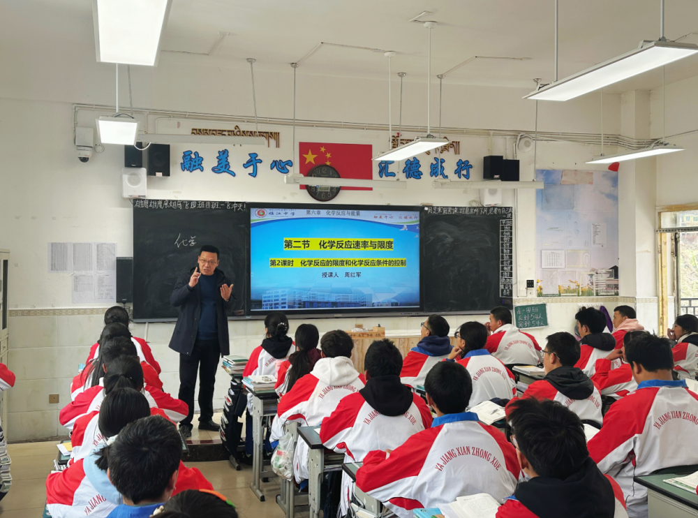 把握教育脉搏,助力学生展翅值得一提的是,雅江县中学如今还着力于艺术