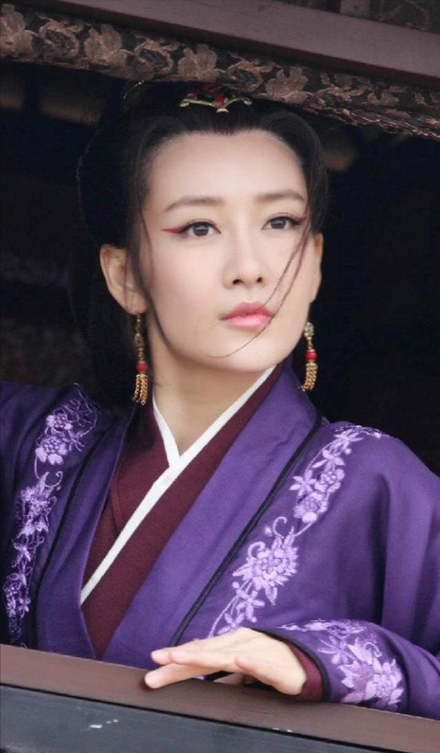 不仅如此,王鸥还因为成功地在《琅琊榜》中饰演了智慧超群的誉王谋士"