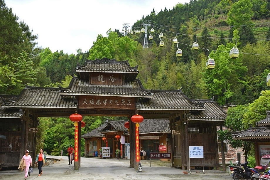 我们到达广西桂林龙脊梯田这天,遇到蒙蒙细雨,好在可以乘龙脊索道览车