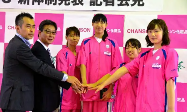 事后,她的中国队教练李昕在网上痛斥是李阴阳,中国篮协和她以前的