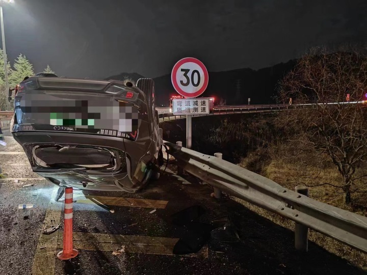 连续两起翻车事故春节大包小包带回家别把安全落下