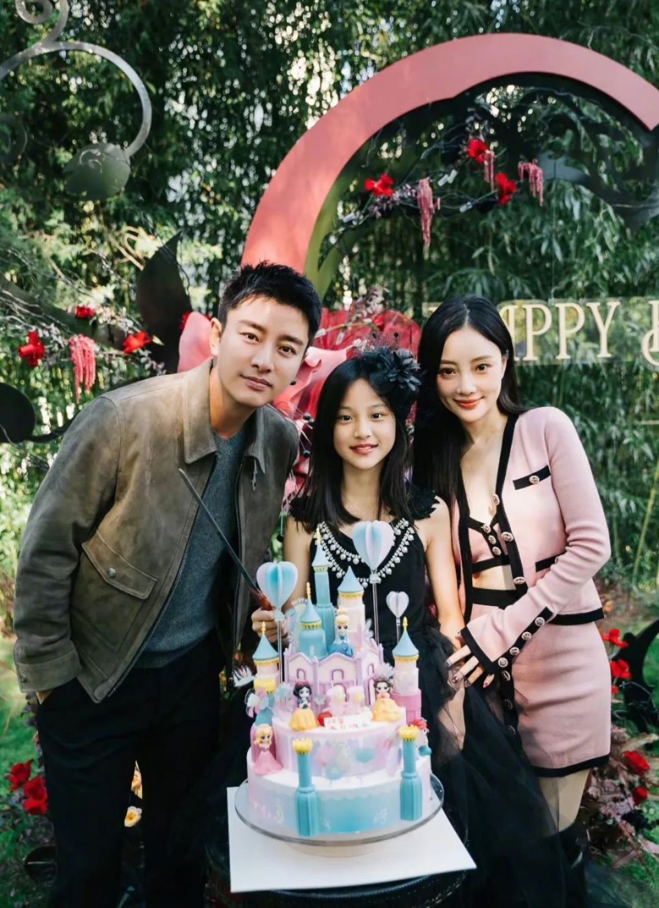 活久见贾乃亮李小璐合体为女儿庆生晒出全家福甜馨笑容明媚