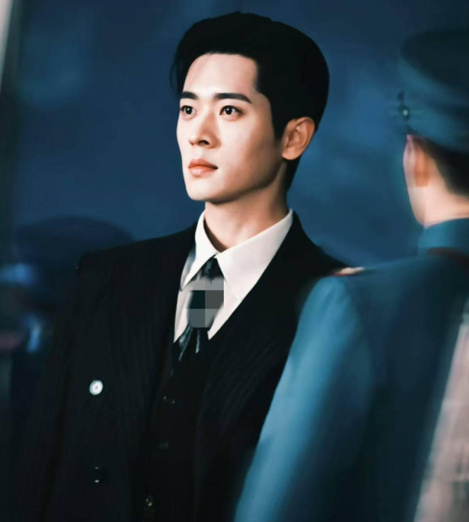 丞磊军装骑马路透封神，网友：请把民国少帅的压迫感焊在脸上了！-腾讯新闻