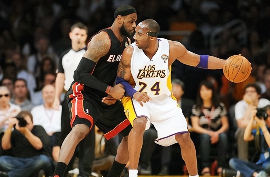 23vs24生涯与科比交手22次詹姆斯场均28分7助攻那科比呢