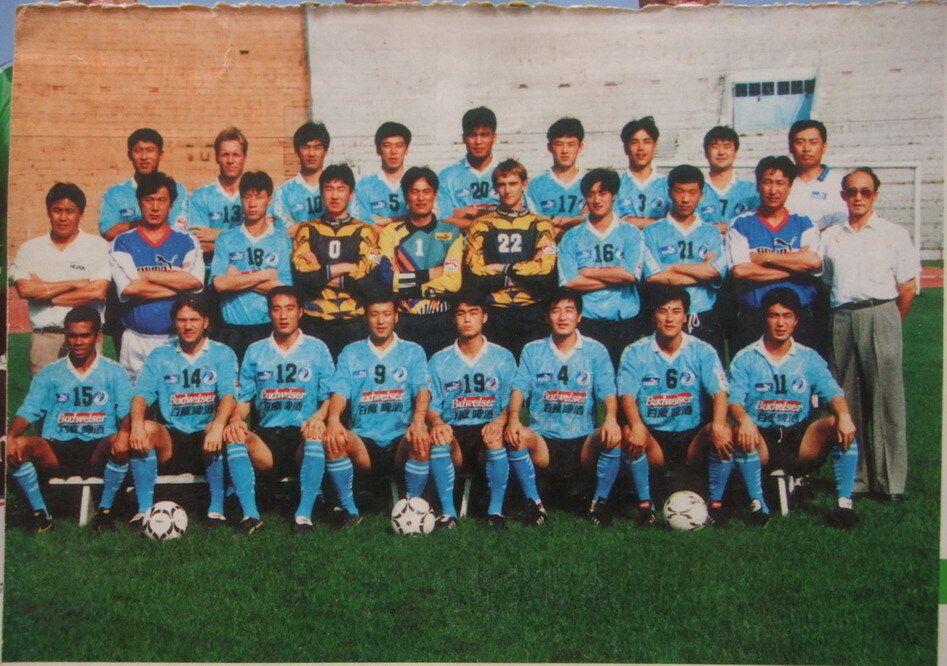 后排:张恩华,斯文森,石磊,徐弘,王涛,孙继海,赵琳,徐晖,许辽生.