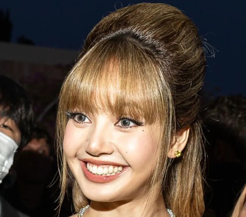 看了刘亦菲、赵露思和Lisa，才知道网红脸和明星脸的差距有多大_腾讯新闻