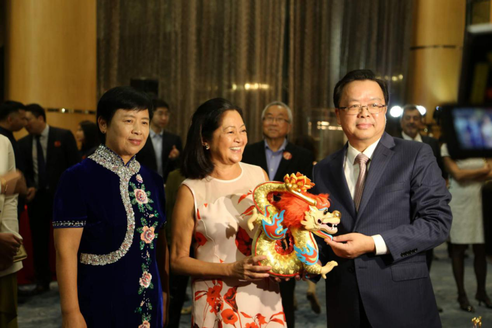 馆组织的国庆招待会,只是礼节性地让第一夫人丽莎·马科斯代为出席